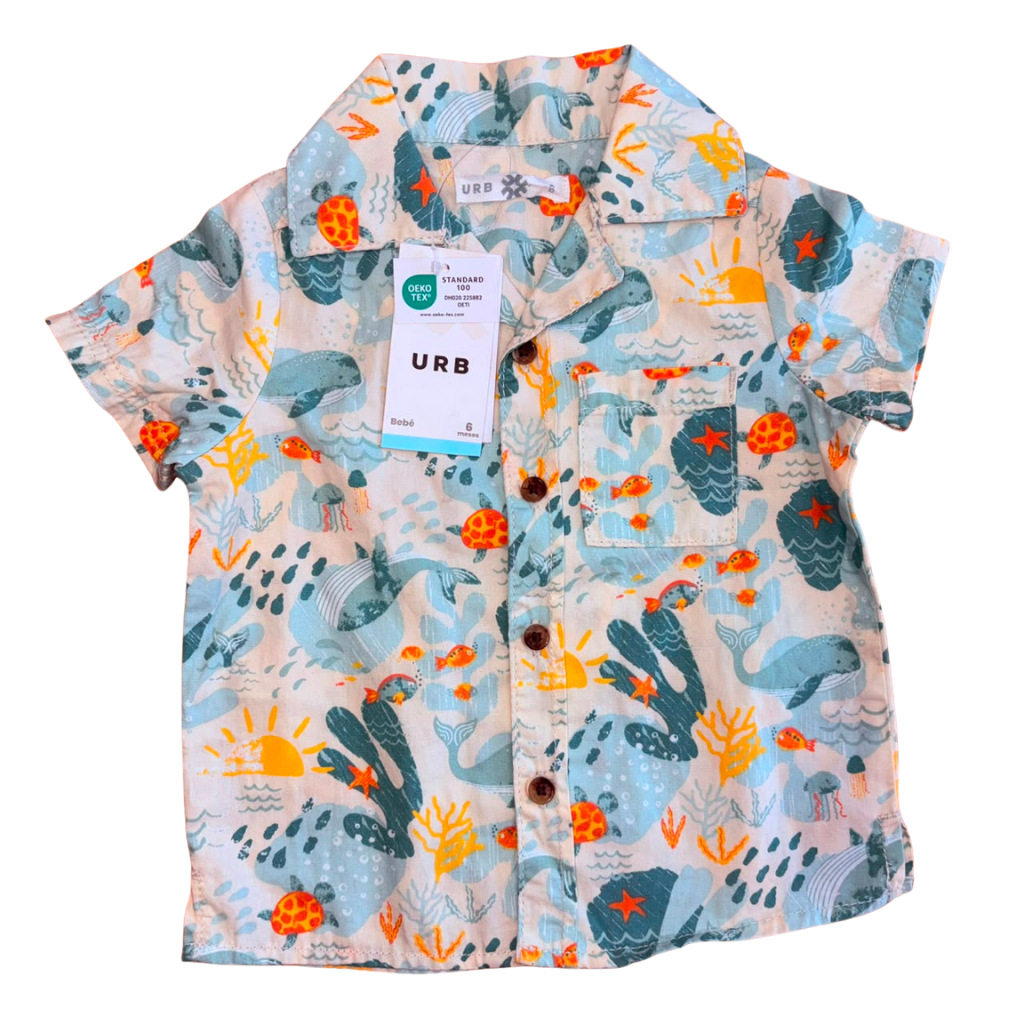 Camisa etiqueta manga corta beige con diseño de ballenas y corales verdes