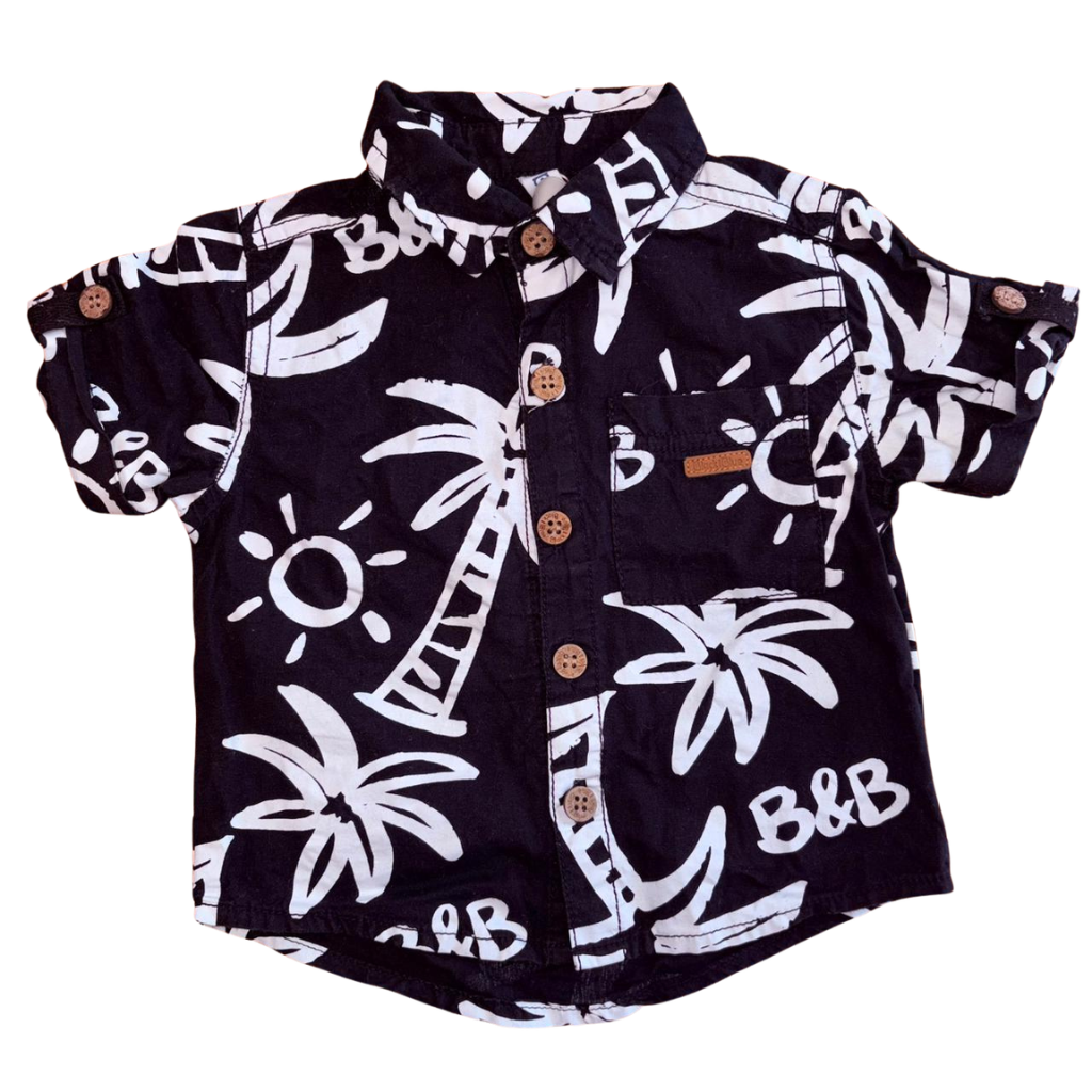 Camisa manga corta negra con diseño de palmeras blancas