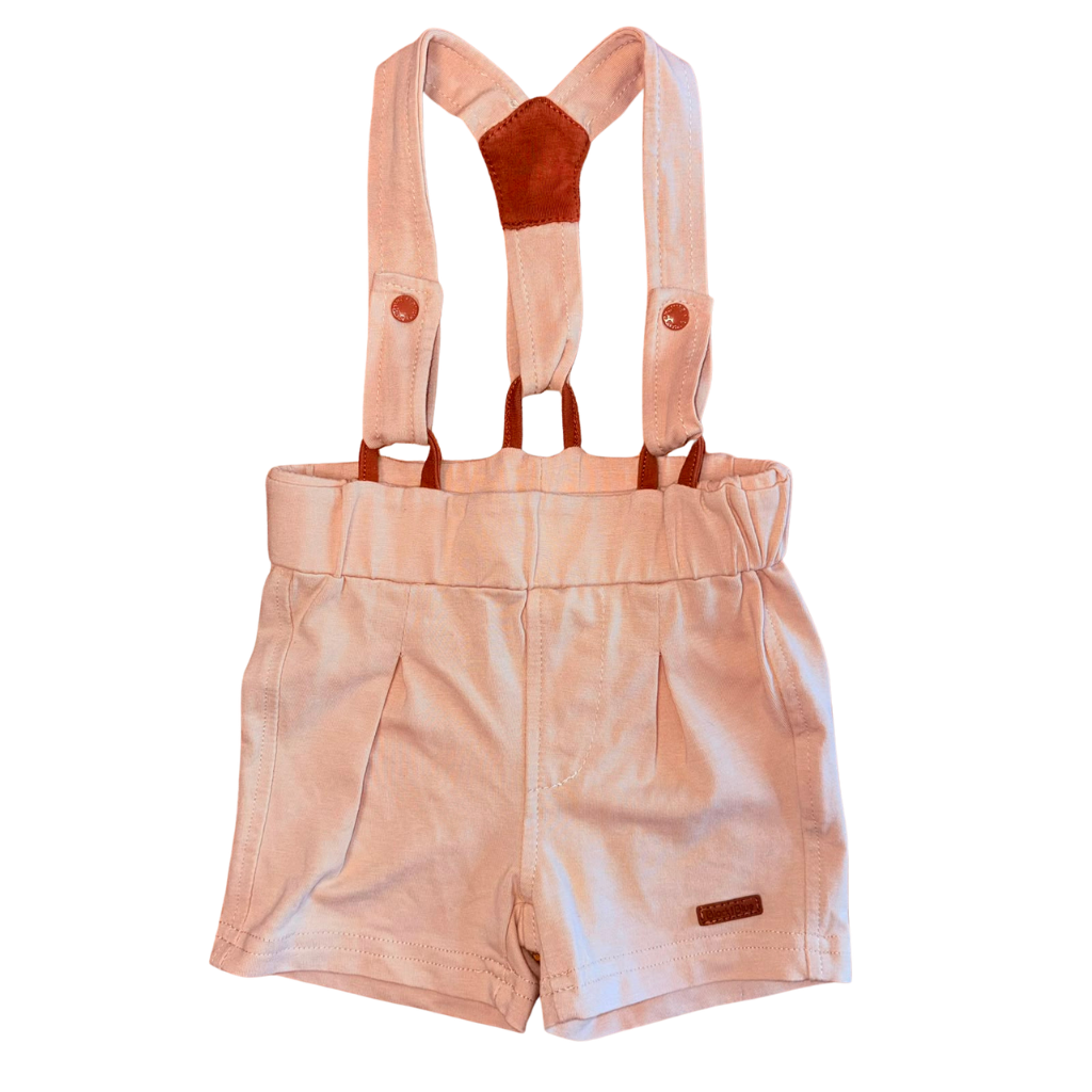 Short tono beige con tirantes