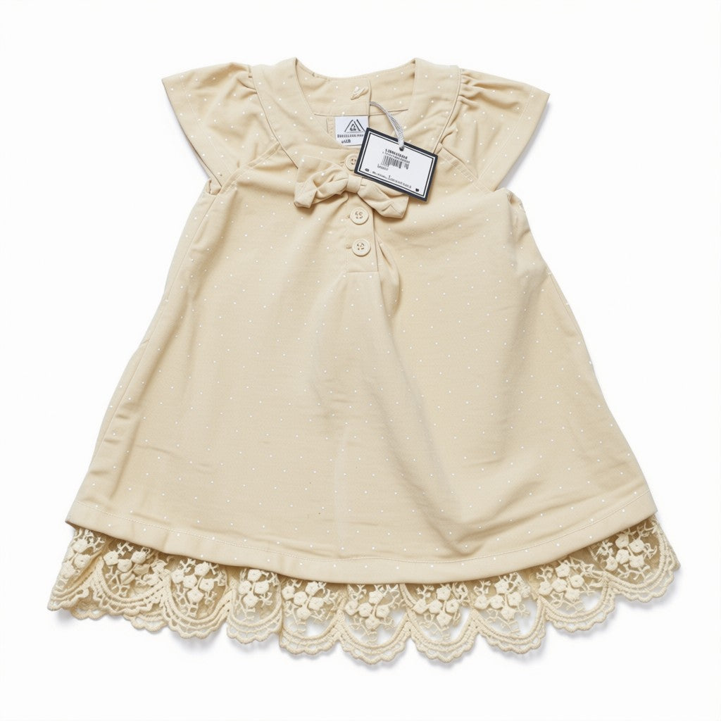 Vestido con etiqueta de cotele color crema con lazo