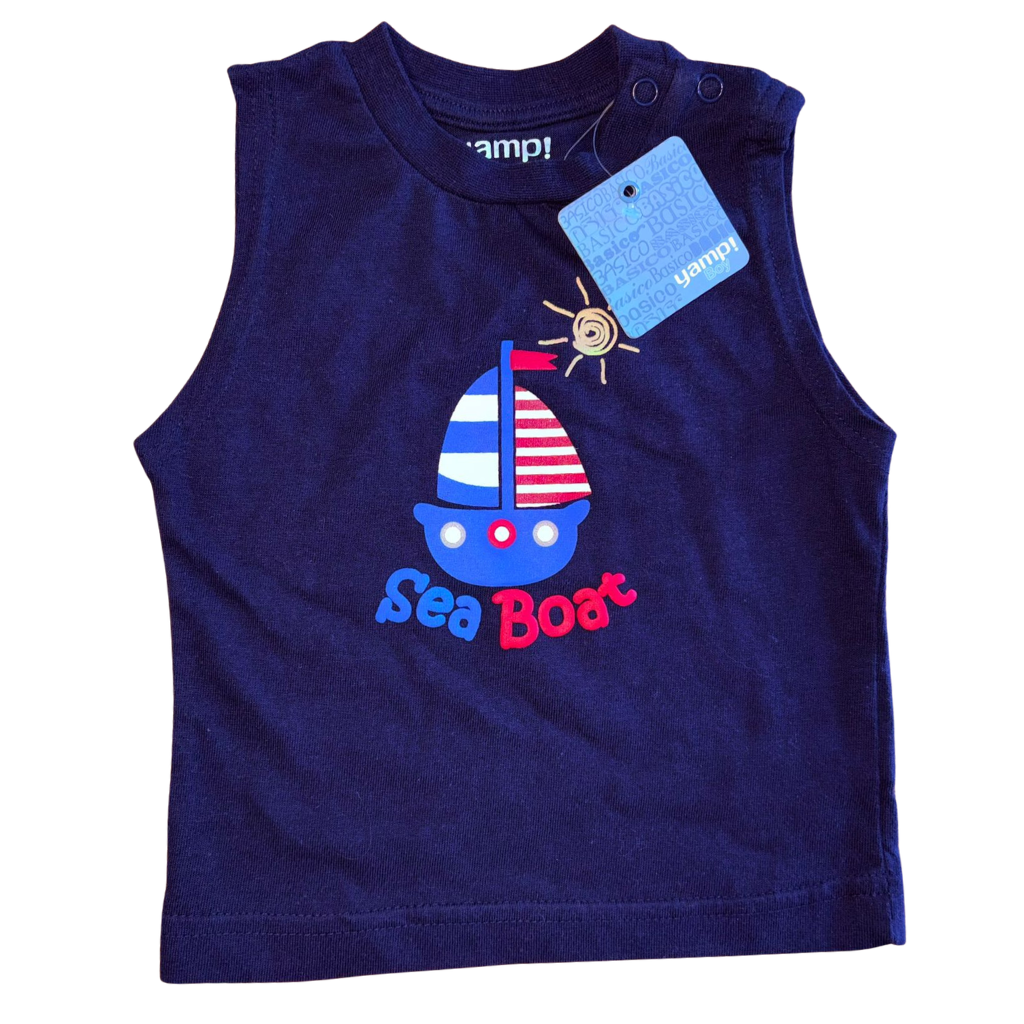 Polera etiqueta azul marino con diseño de barco