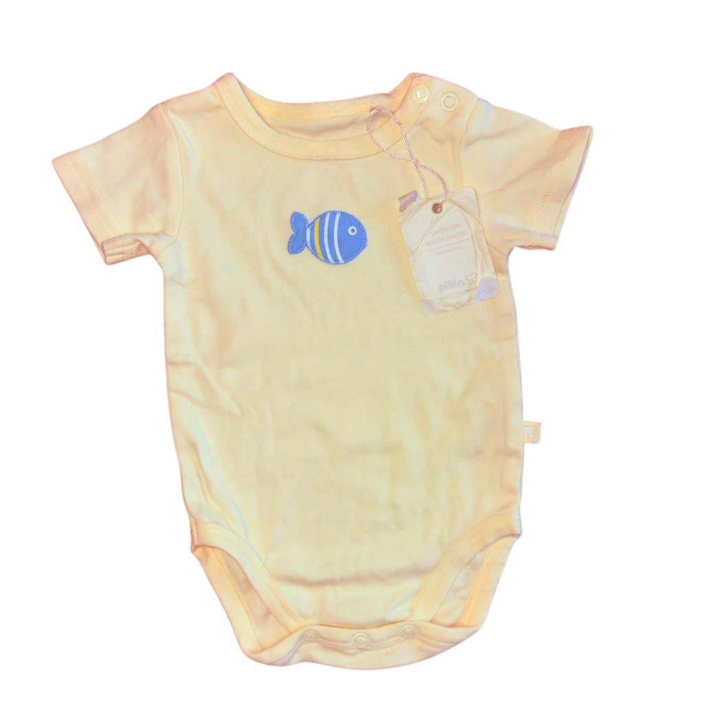 Body manga corta de etiqueta amarillo pastel con parche de pez