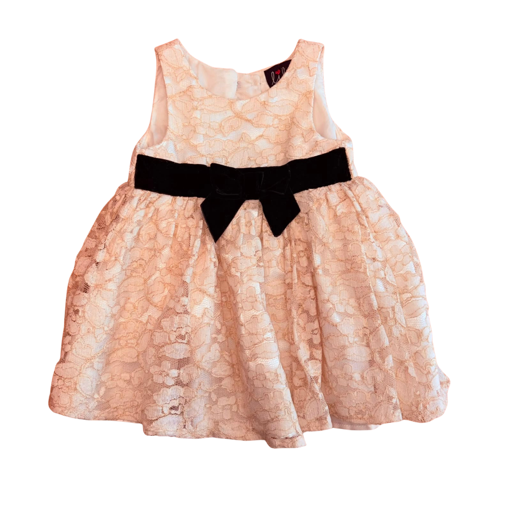 Vestido beige con encajes de flores dorado y lazo negro