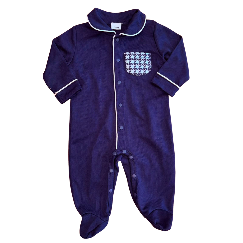 Osito azul oscuro con bolsillo blanco estampado