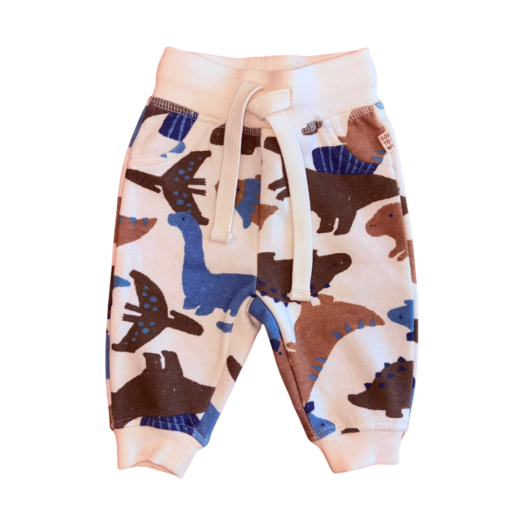 Buzo color crema con estampado de dinosaurios tonos verdes, cafe y azul