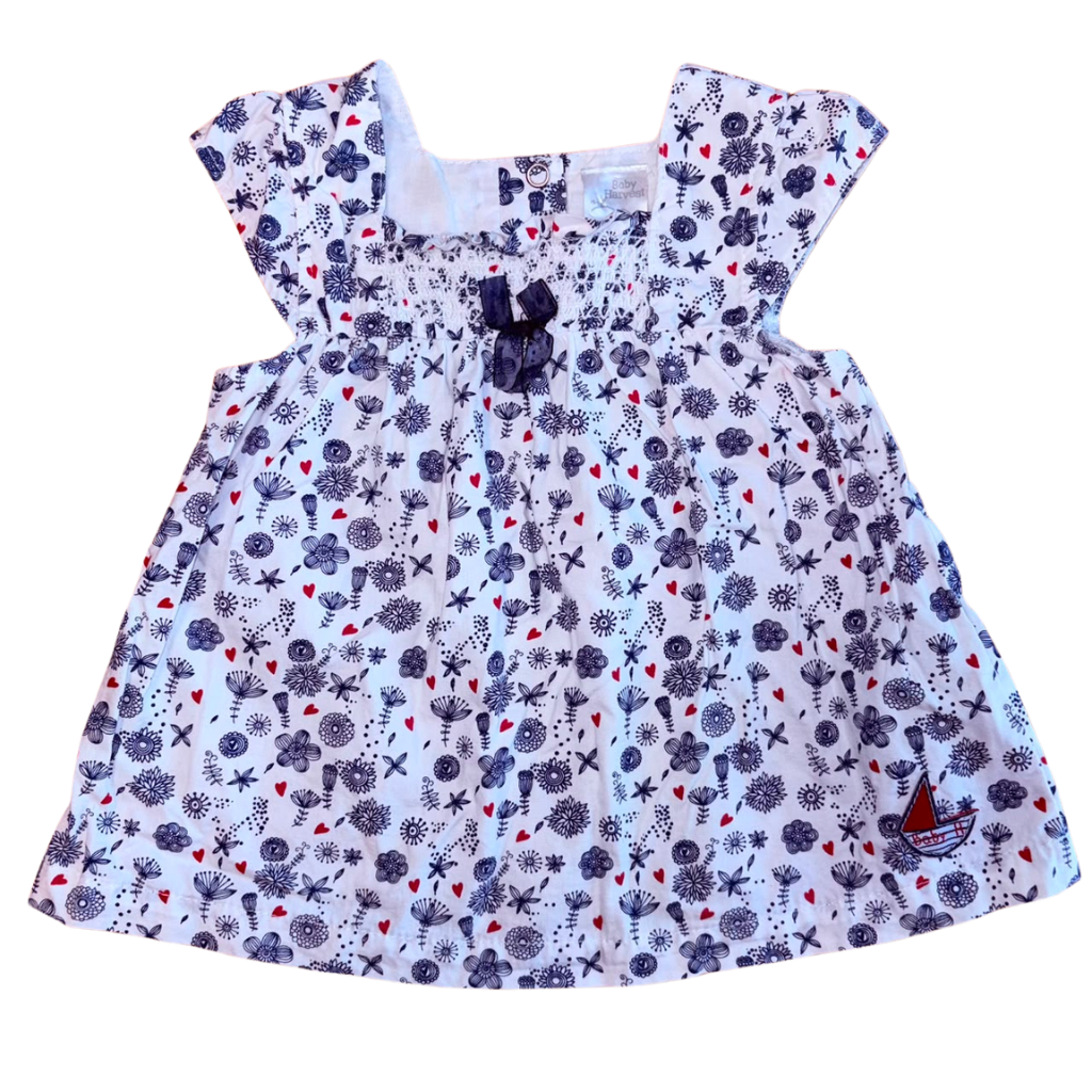 Vestido blanco con diseeño de flores azules y corazones rojos