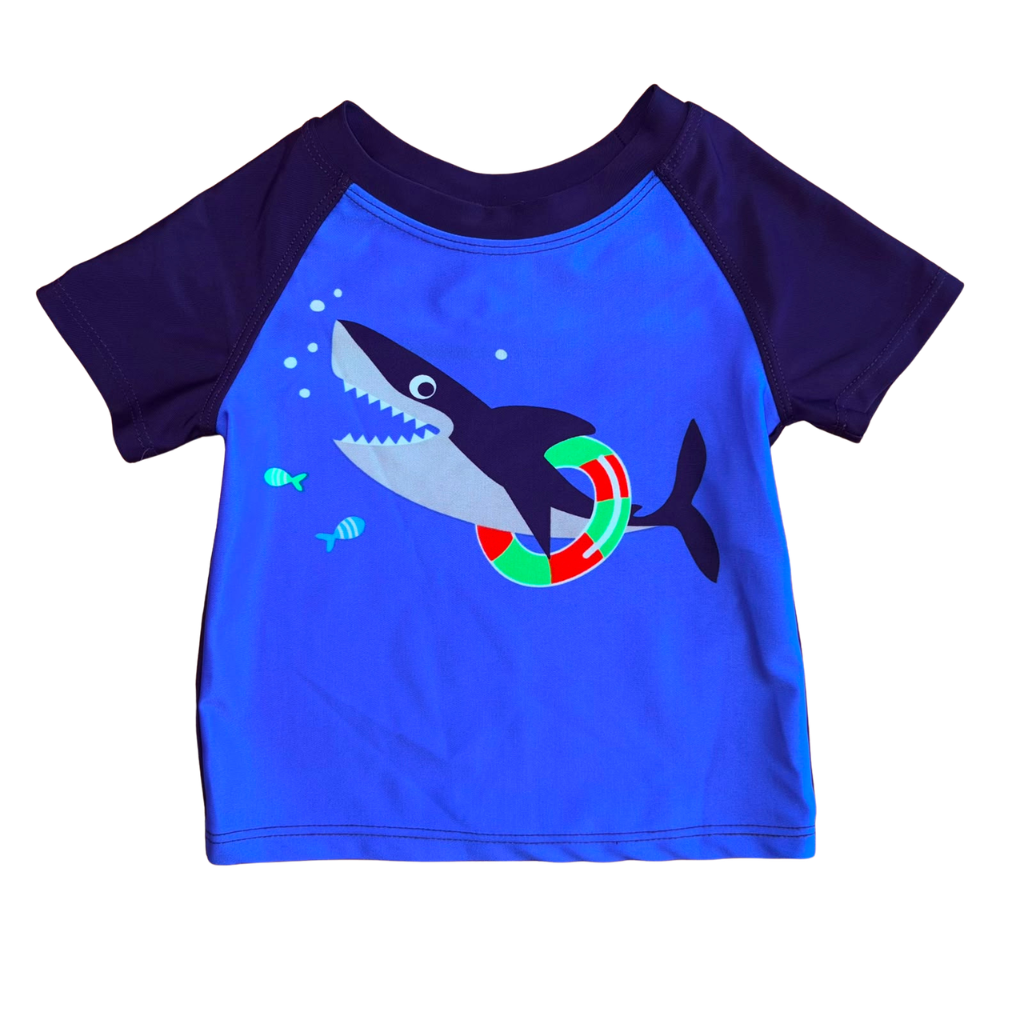 Polera UV azul con estampado de tiburon