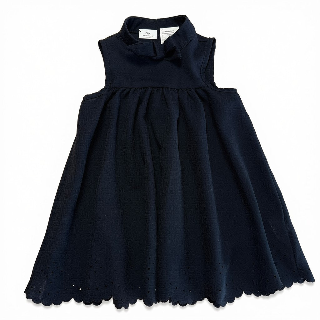 Vestido negro sin mangas con lazo