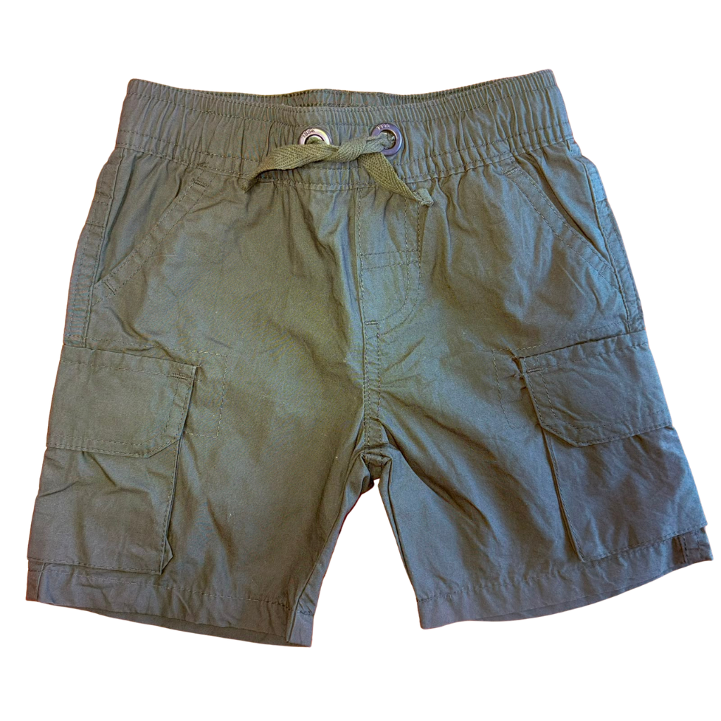 Short cargo verde militar con bolsillos
