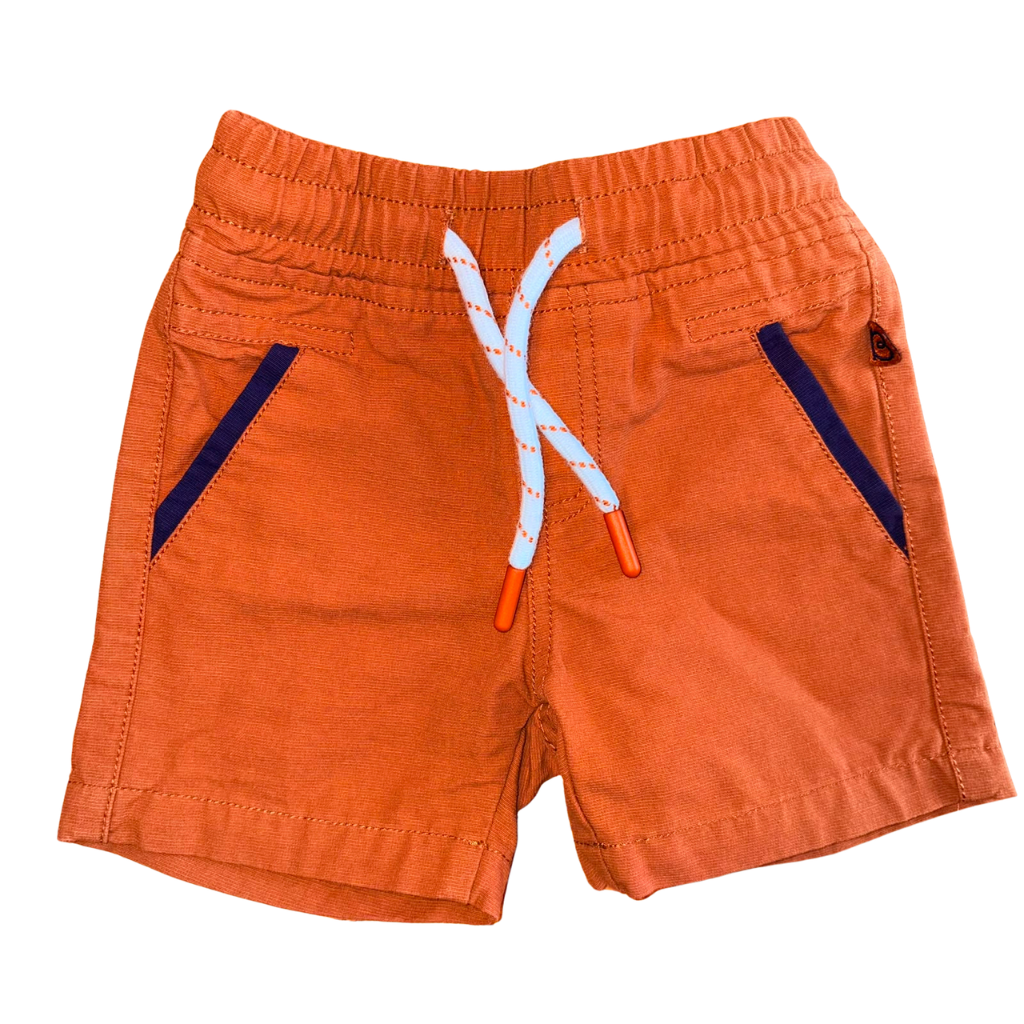 Short color terracota con detalles azul marino