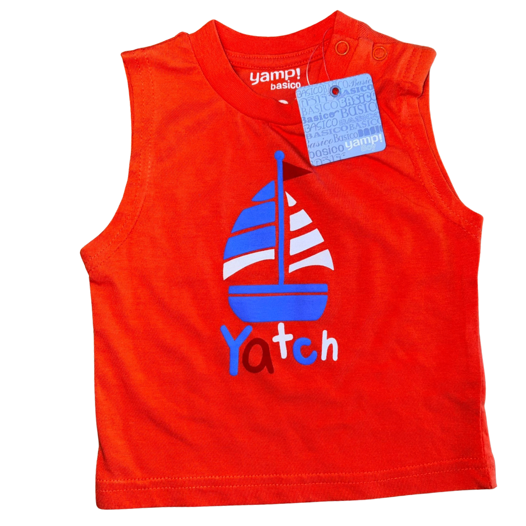 Polera etiqueta naranja con diseño de barco