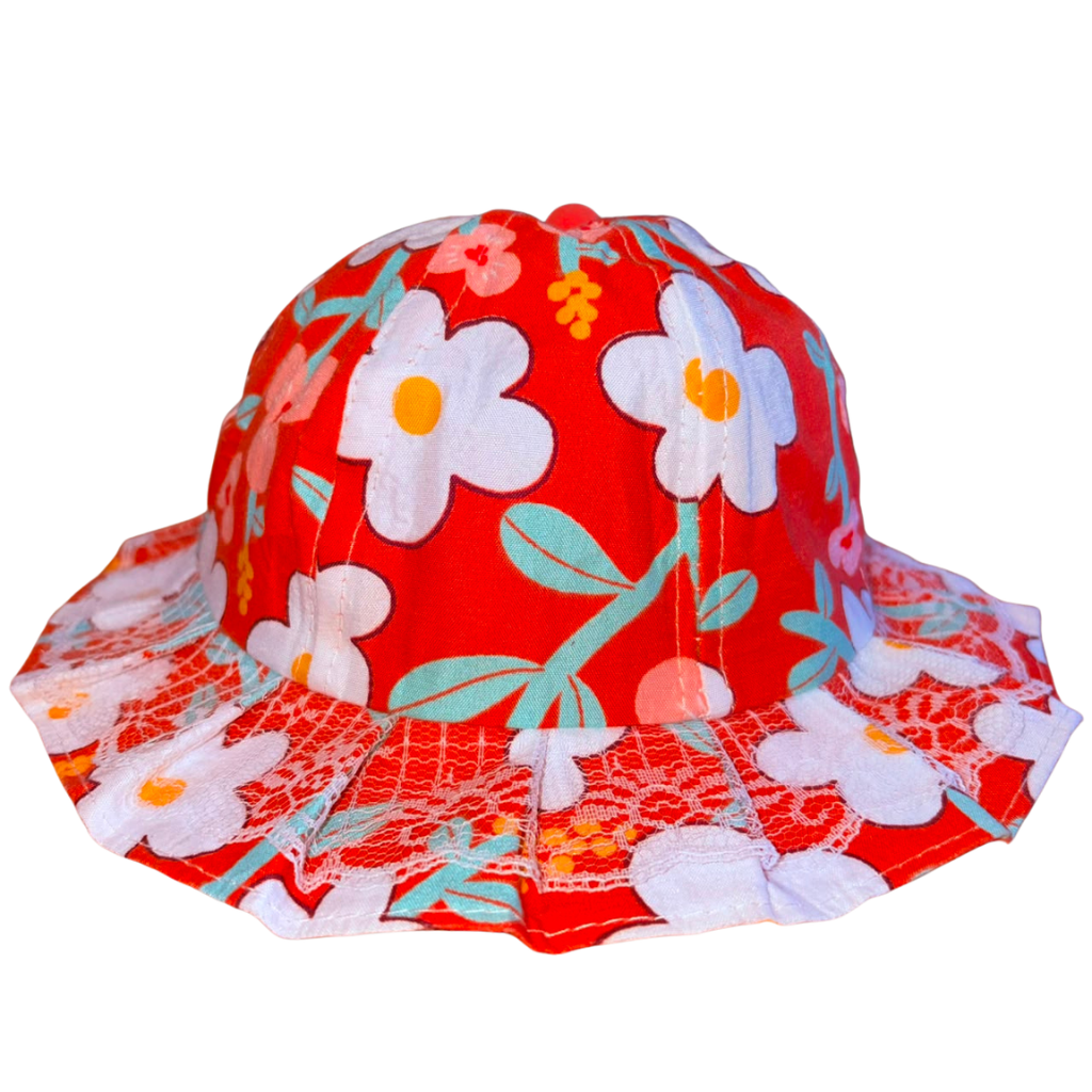Gorro tono coral salmon con diseño floral blanco