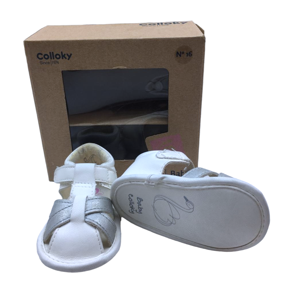 Sandalias blancas con gris brillante y velcro, nuevas en su caja